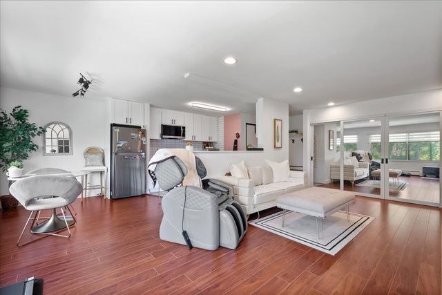 920 E Old Willow Road 202, Prospect Heights, IL 60070