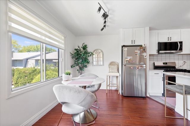 920 E Old Willow Road 202, Prospect Heights, IL 60070