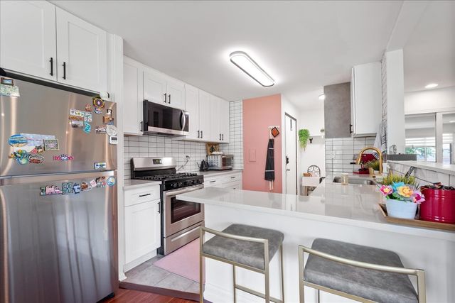 920 E Old Willow Road 202, Prospect Heights, IL 60070