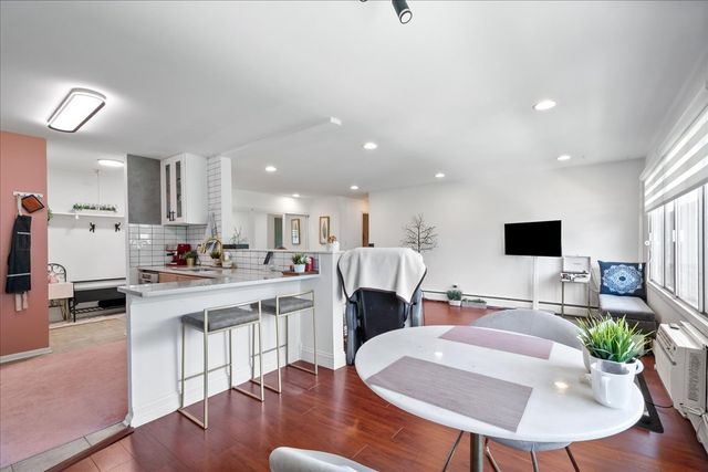 920 E Old Willow Road 202, Prospect Heights, IL 60070