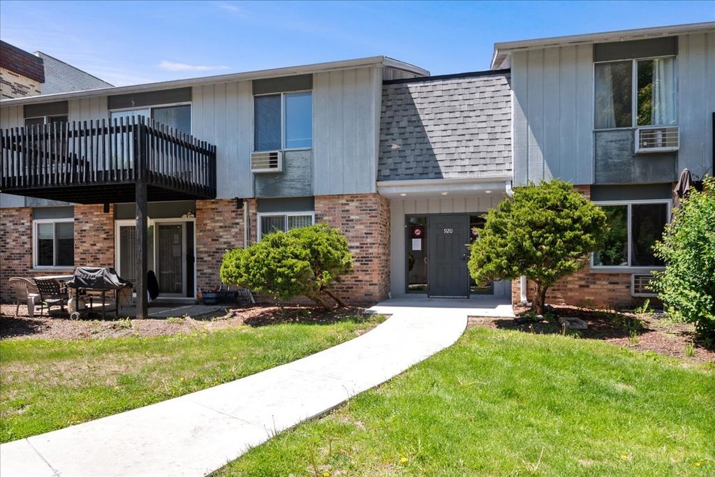 920 E Old Willow Road 202, Prospect Heights, IL 60070