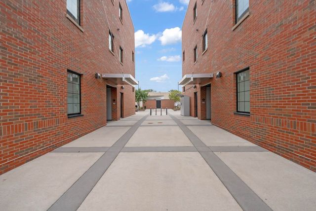 400 SW 7th Street 201, Des Moines, IA 50309