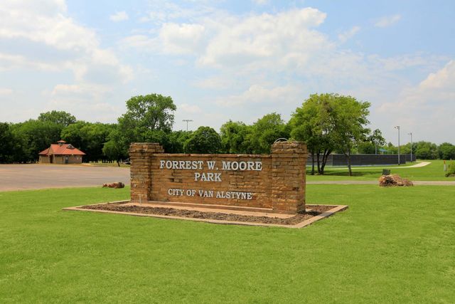 1537 Thicket Hill Drive, Van Alstyne, TX 75495