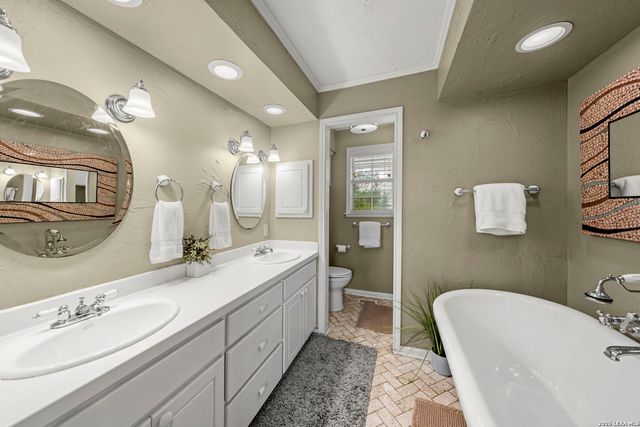 506 N LINCOLN ST, Fredericksburg, TX 78624