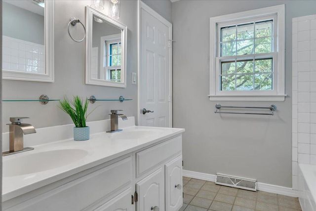 10 Chelsea DR, Roanoke, VA 24019