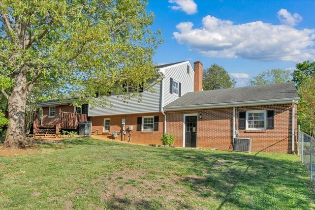 10 Chelsea DR, Roanoke, VA 24019