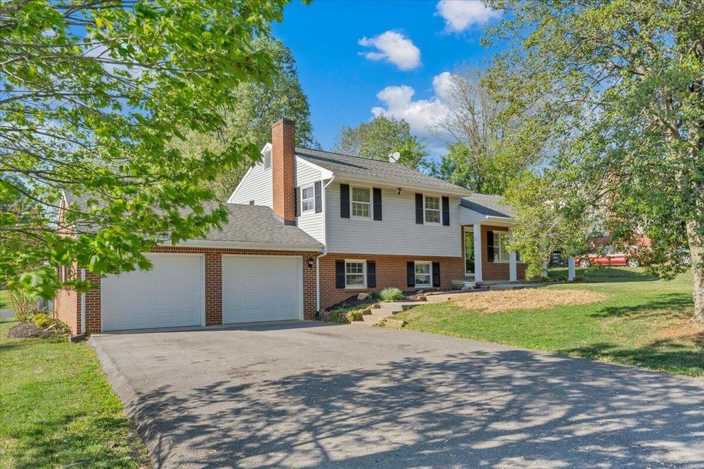10 Chelsea DR, Roanoke, VA 24019