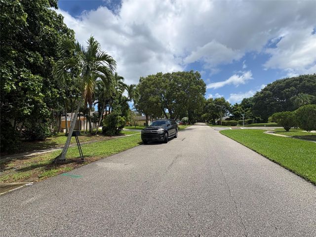 2109 Pinehurst Drive, West Palm Beach, FL 33407