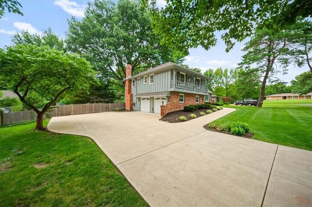 8622 Broadmoor Street, Overland Park, KS 66212