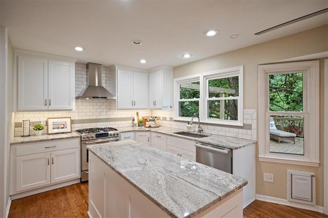 8622 Broadmoor Street, Overland Park, KS 66212