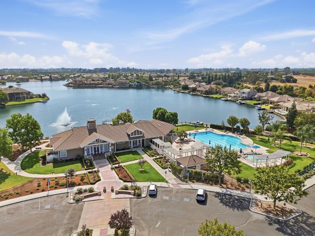 4769 N Emerald Peak Drive, Clovis, CA 93619