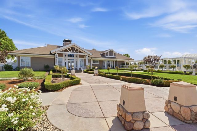 4769 N Emerald Peak Drive, Clovis, CA 93619