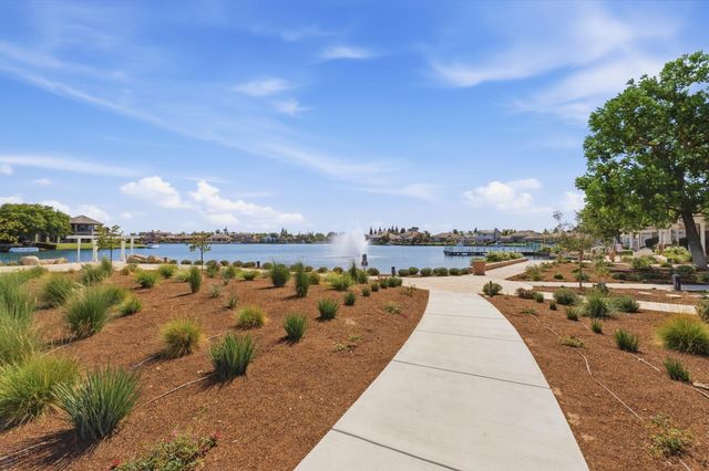 4769 N Emerald Peak Drive, Clovis, CA 93619