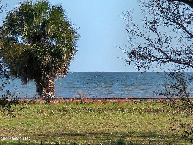 1514 Ellis Drive, Pass Christian, MS 39571