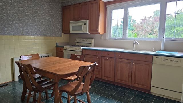 21 Arbutus Road, Worcester, MA 01606