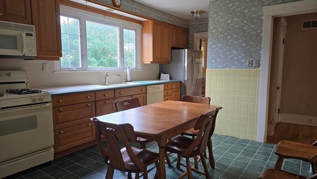 21 Arbutus Road, Worcester, MA 01606