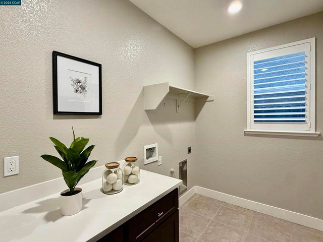 2209 Sunny Island Ct, Modesto, CA 95355