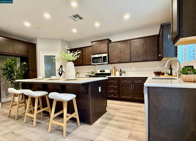 2209 Sunny Island Ct, Modesto, CA 95355