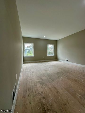 670 Summer St, Elizabeth City, NJ 07202