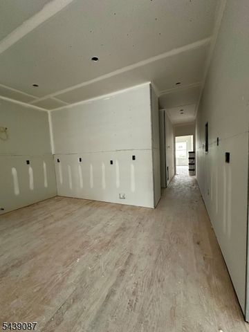 670 Summer St, Elizabeth City, NJ 07202