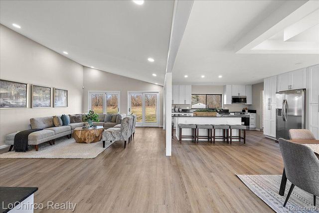 8603 N OWOSSO Road, Fowlerville Village, MI 48836