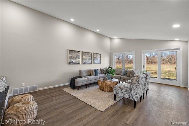 8603 N OWOSSO Road, Fowlerville Village, MI 48836