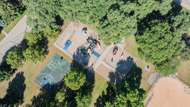 1300 Harbor Lane N, Plymouth, MN 55447