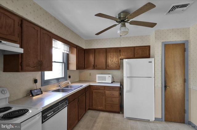 17 BIRDSFOOT DR, Robesonia, PA 19551