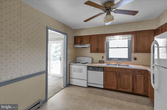 17 BIRDSFOOT DR, Robesonia, PA 19551