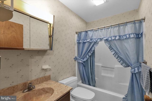 17 BIRDSFOOT DR, Robesonia, PA 19551