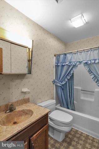 17 BIRDSFOOT DR, Robesonia, PA 19551