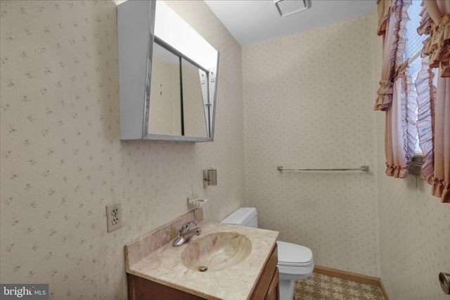 17 BIRDSFOOT DR, Robesonia, PA 19551