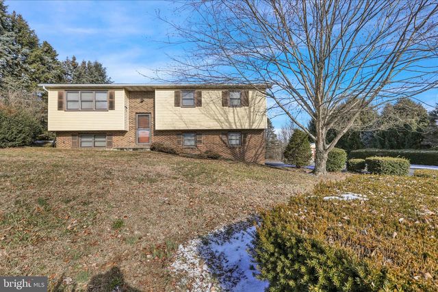 17 BIRDSFOOT DR, Robesonia, PA 19551