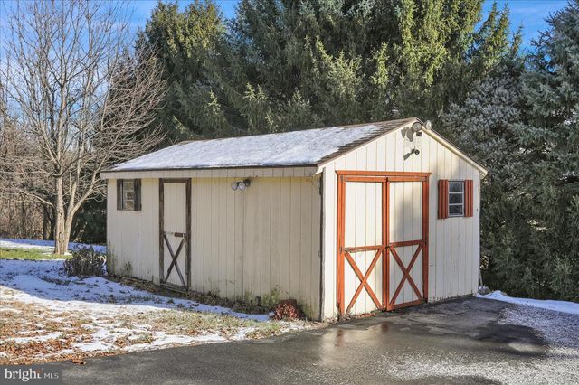 17 BIRDSFOOT DR, Robesonia, PA 19551