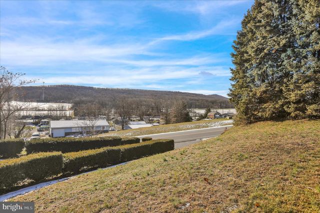 17 BIRDSFOOT DR, Robesonia, PA 19551