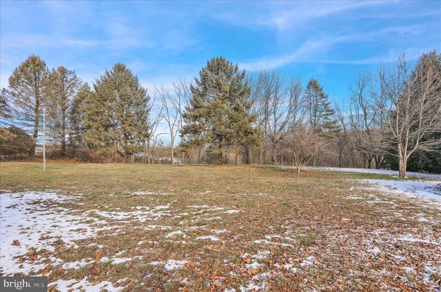 17 BIRDSFOOT DR, Robesonia, PA 19551