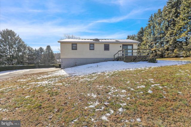 17 BIRDSFOOT DR, Robesonia, PA 19551