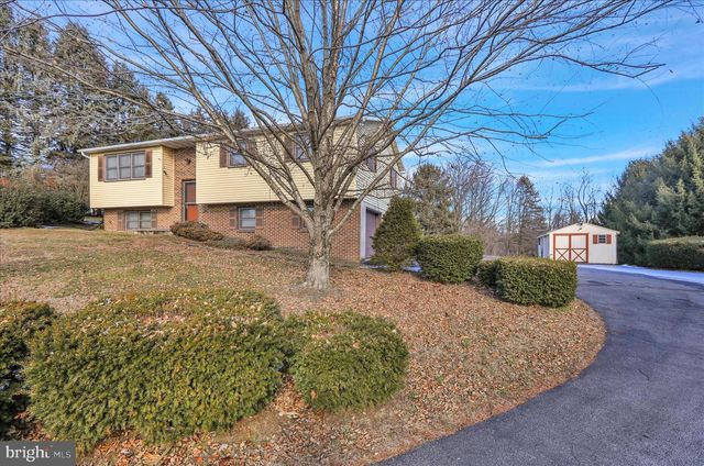 17 BIRDSFOOT DR, Robesonia, PA 19551