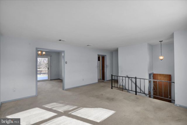 17 BIRDSFOOT DR, Robesonia, PA 19551