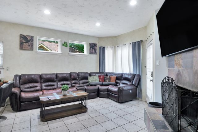 1637 Arbor Ridge Drive, Fort Worth, TX 76112