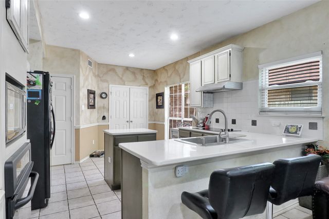 1637 Arbor Ridge Drive, Fort Worth, TX 76112