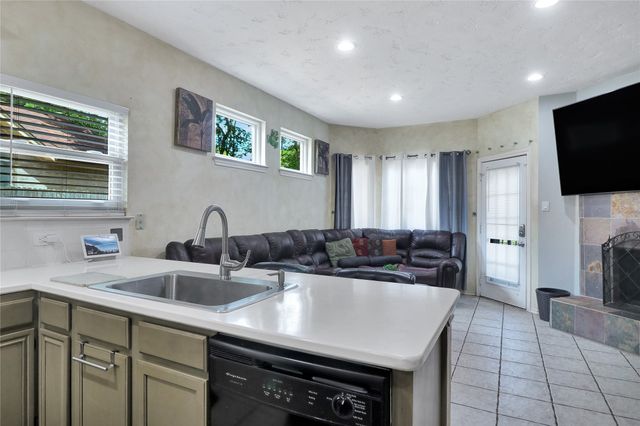 1637 Arbor Ridge Drive, Fort Worth, TX 76112