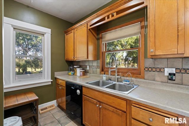 101 S Stewart Street, Geneseo, IL 61254