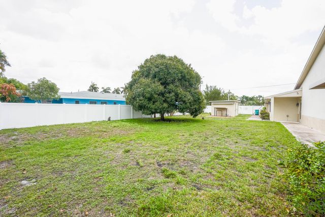 912 SE 4th Street, Boynton Beach, FL 33435