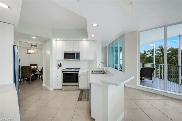 300 Dunes BLVD 203, Naples, FL 34110