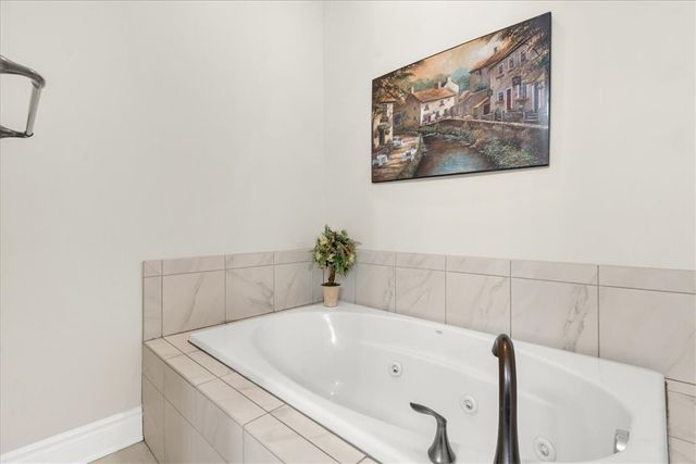 2503 Eloquent Ln, Adams Twp, PA 16059