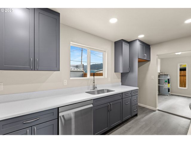 260 Sw FORD Ave, Winston, OR 97496