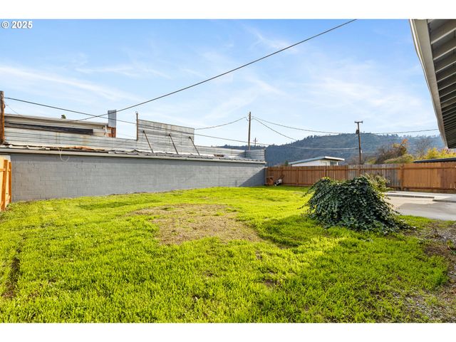 260 Sw FORD Ave, Winston, OR 97496