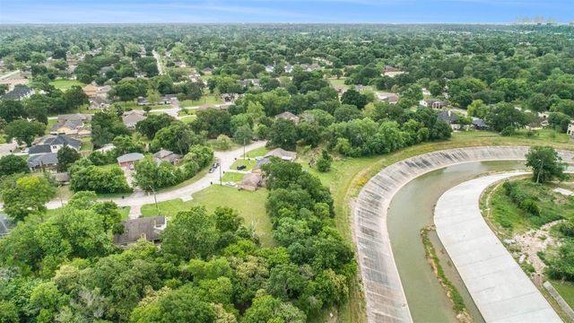 6609 Bayou View Drive, Houston, TX 77091