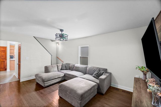 3239 N Osceola Avenue, Chicago, IL 60634